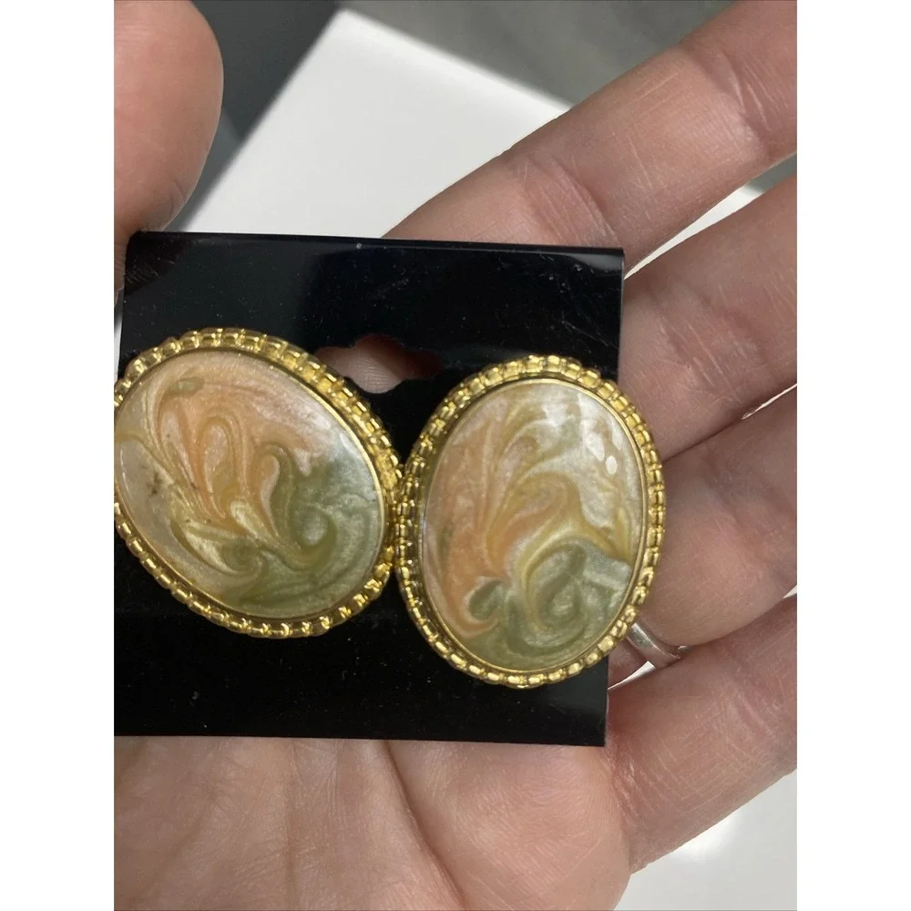 Flowing Swirling Floralish Gold Tone Earrings‎ Green & Peach Colored